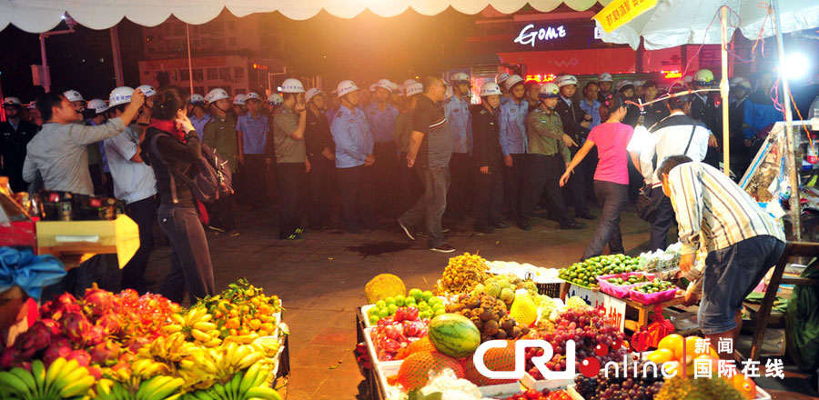 2012年12月26日晚，海南省三亞市，三亞市綜合行政執(zhí)法局河西大隊(duì)近百名城管上街執(zhí)法。