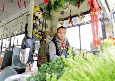 米奇、中國(guó)結(jié)、流氓兔、綠色植物、各種表情的小豬裝扮車廂