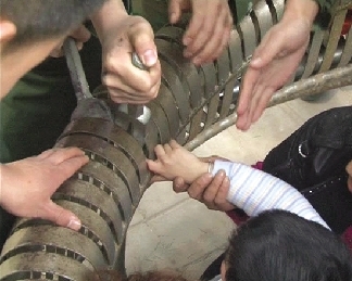 男孩手被夾住 男孩手被夾住