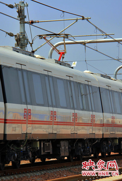 調(diào)試中的地鐵，電線已經(jīng)抬起充電