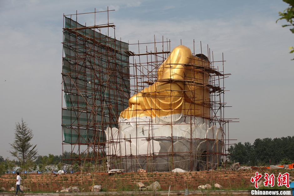 圖為被拆掉頭的雕塑。王友 攝