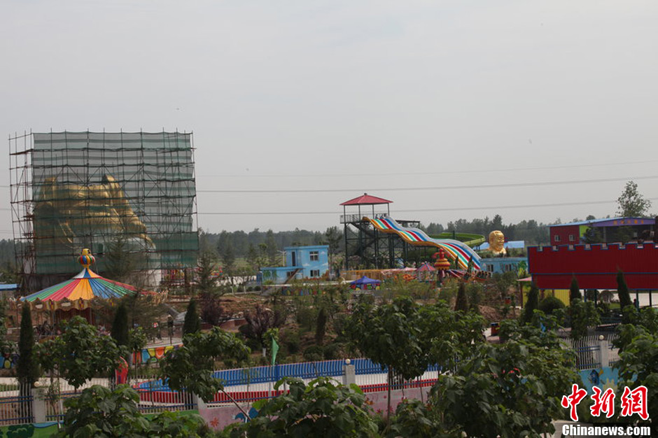 圖為被拆掉頭的雕塑。王友 攝