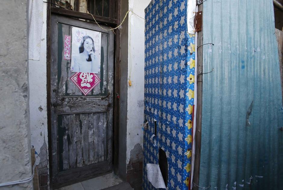 36歲的河南信陽打工者陳小龍在這里租了一間屋子住，2012年底開始，他偷偷在出租屋里挖地窖。