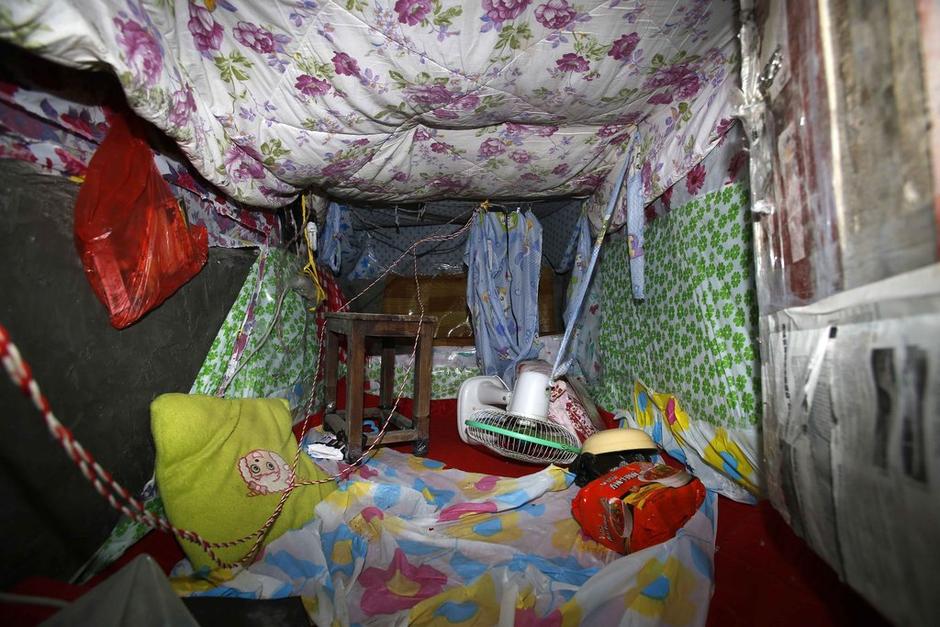 今年地窖挖成。6月12日22時左右，陳小龍在嘉興市經(jīng)濟技術(shù)開發(fā)區(qū)(國際商務(wù)區(qū))玉都豪匯KTV門口，以拉客為由，將18歲安徽女孩郭某，用三輪電動車載到僻靜處，以水果刀、電棍威脅，將她雙手雙腳綁住，嘴巴封住。強行帶到出租屋地窖內(nèi)，用鎖鏈鎖住。期間，陳小龍多次強奸女孩。