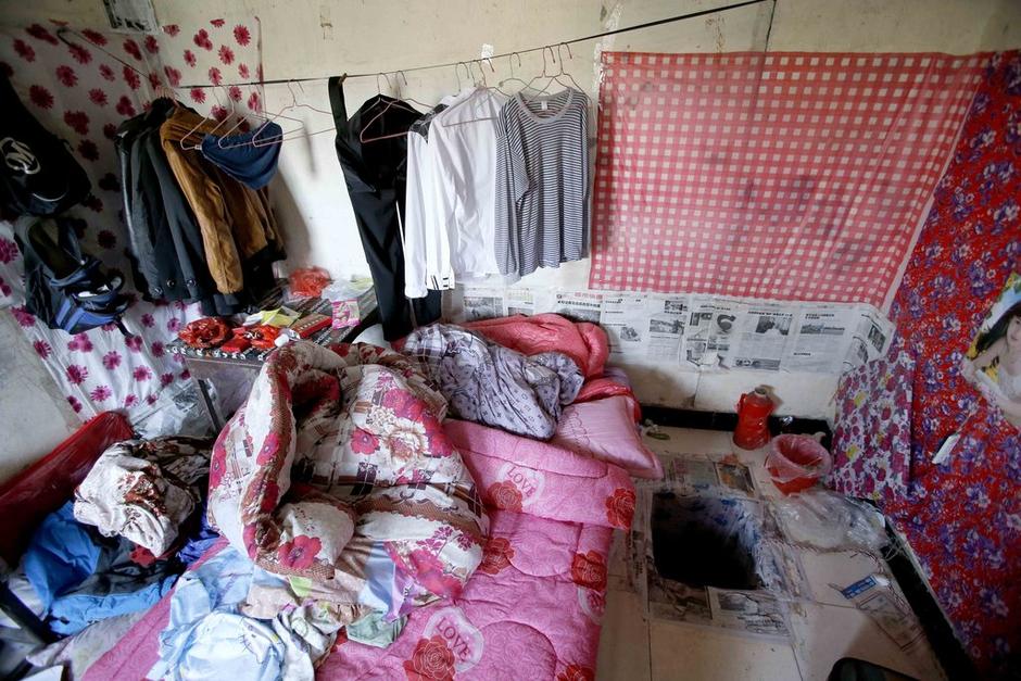 女孩利用隨身攜帶的指甲刀，一點點將身上鎖鏈磨斷，6月23日，她掙脫鎖鏈，跑到氣窗大喊救命，周圍居民聞聲報警，女孩11天的地獄經(jīng)歷才告結(jié)束。