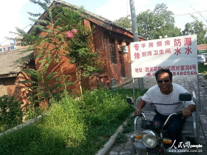 圖為縣委大院依然沒有配備專職保安，群眾可以隨意進(jìn)入。圖片來(lái)源：人民網(wǎng)