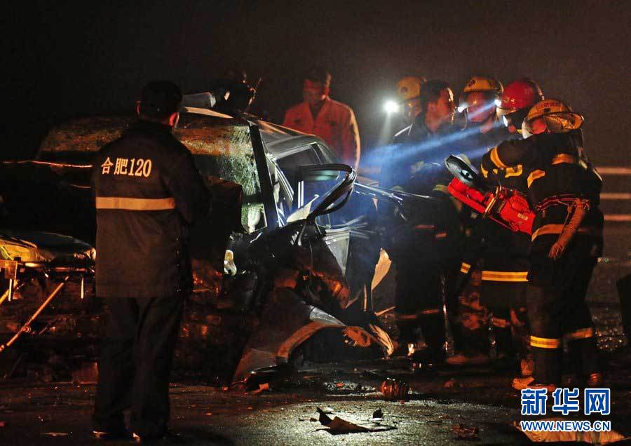 2013年1月9日，合肥，事故現(xiàn)場(chǎng)，兩輛受損車輛已經(jīng)全部變形