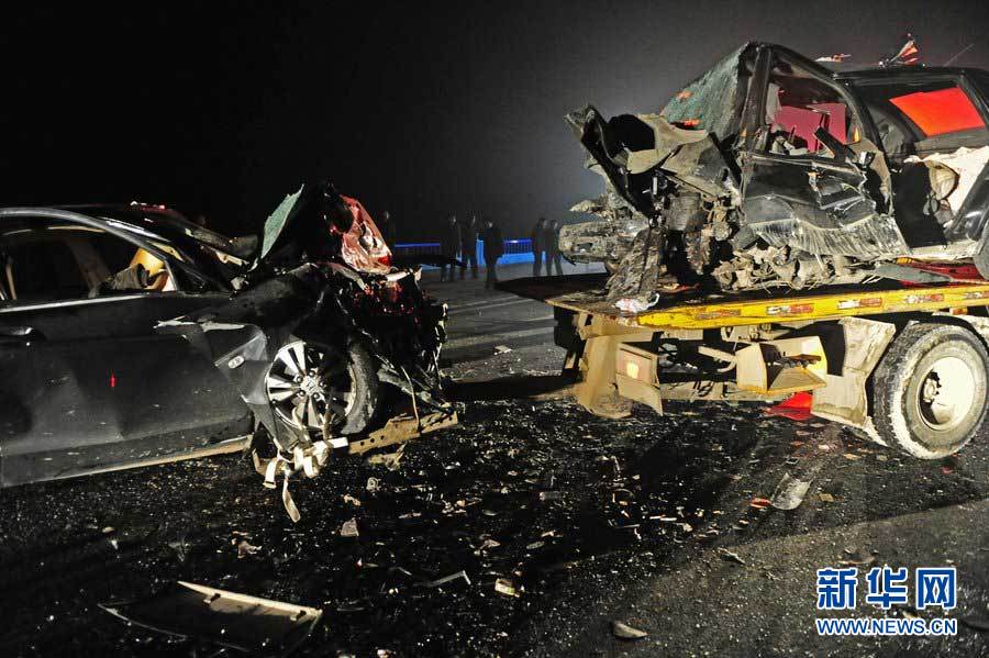 2013年1月9日，合肥，事故現(xiàn)場(chǎng)，兩輛受損車輛已經(jīng)全部變形