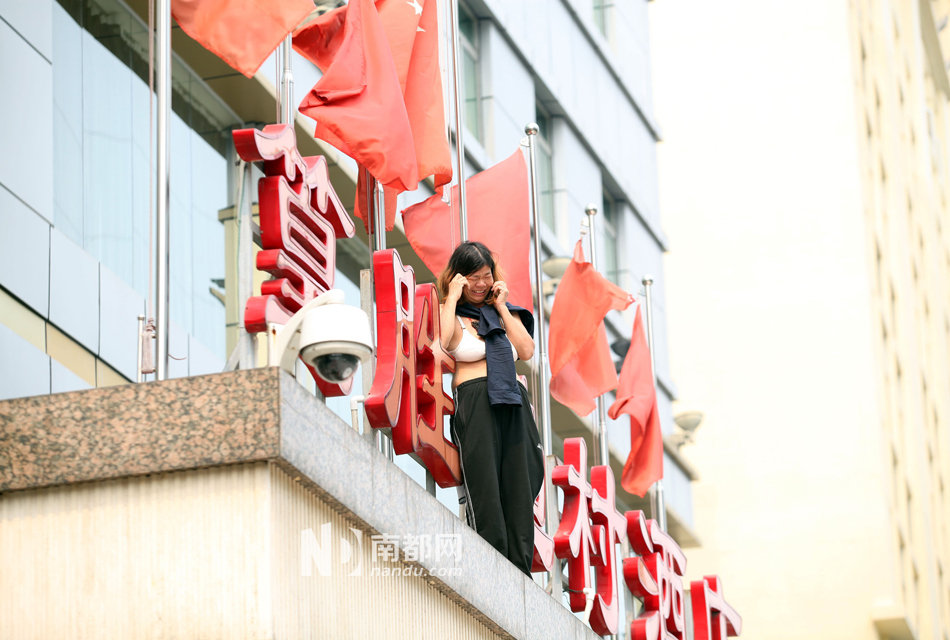 女子脫衣跳樓討薪 女子脫衣跳樓討薪