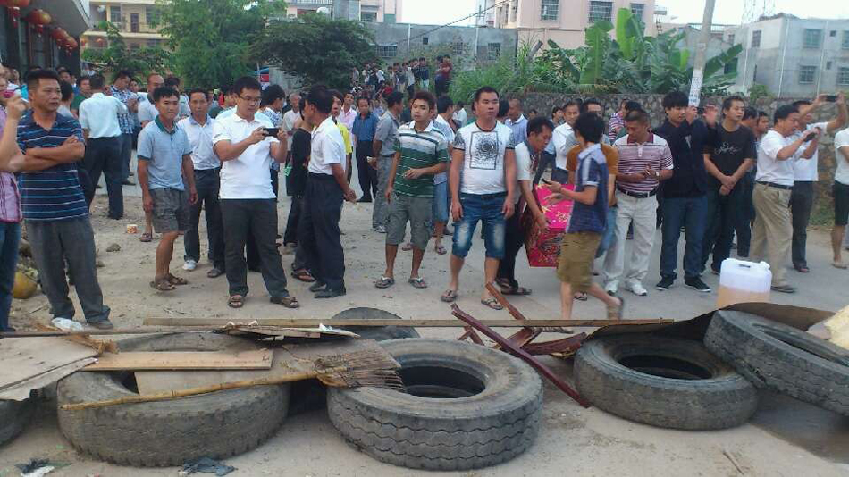 網(wǎng)曝海南三亞暴力強(qiáng)拆 村民下跪求情