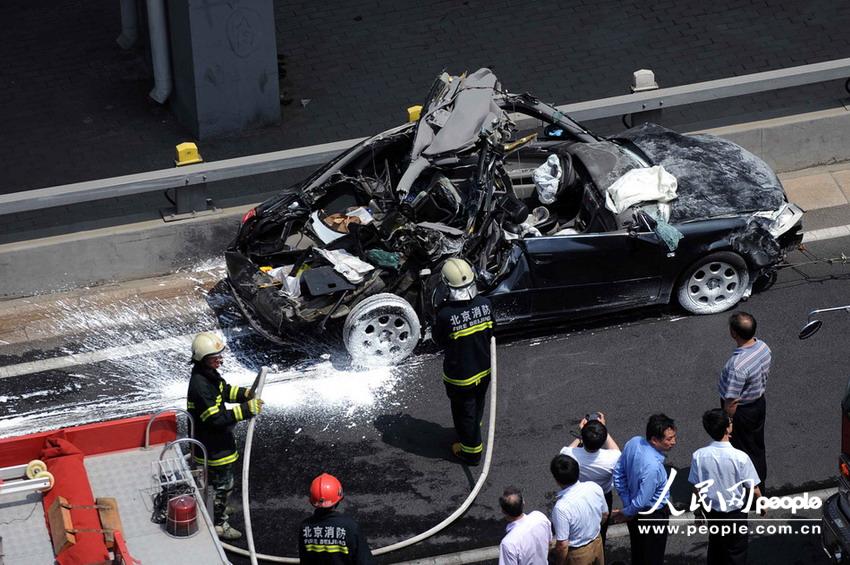 北京大客車追尾碾壓奧迪司機(jī)被困車中。