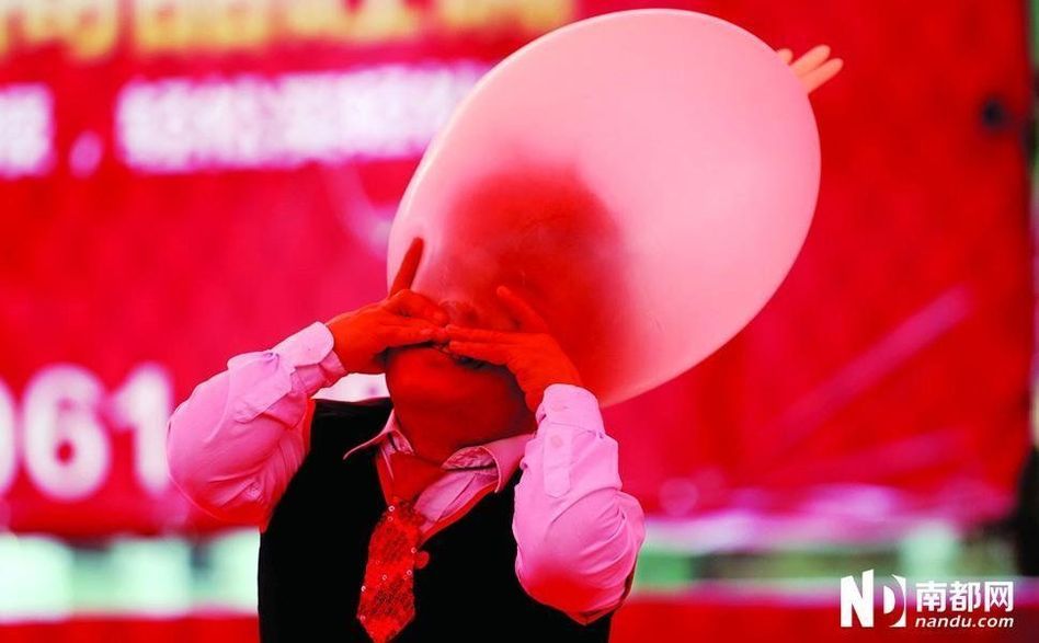 東莞小矮人藝術(shù)家:沒女友成最大困惑 東莞小矮人藝術(shù)家:沒女友成最大困惑