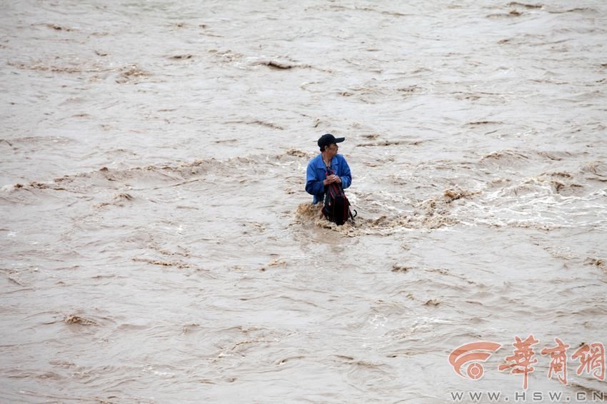 消防官兵試圖將救援的繩索扔到河中央，然而嘗試幾次都失敗。此時，河水已經(jīng)淹沒到四周，男子在一平方米的“