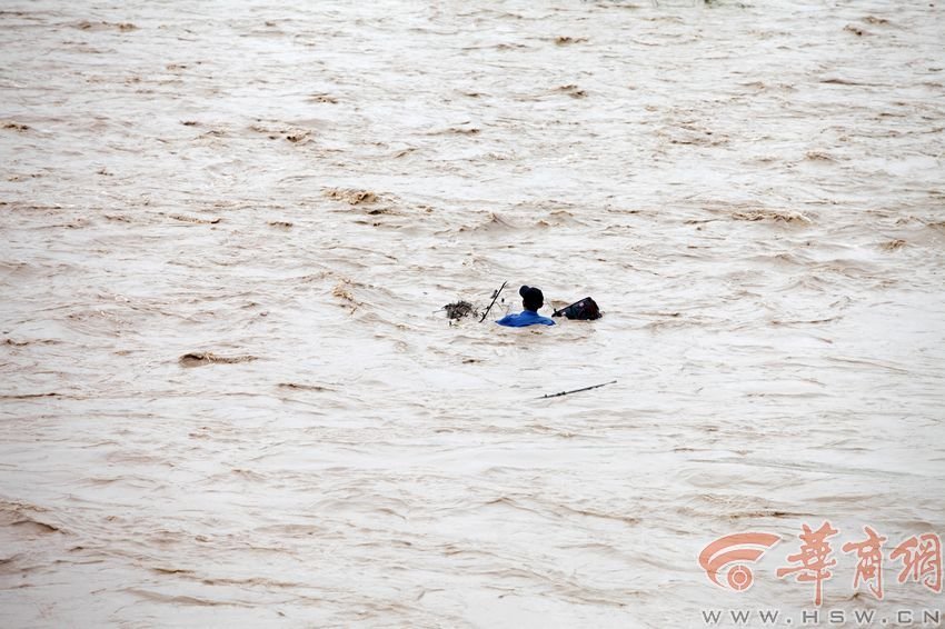 消防官兵試圖將救援的繩索扔到河中央，然而嘗試幾次都失敗。此時，河水已經(jīng)淹沒到四周，男子在一平方米的“