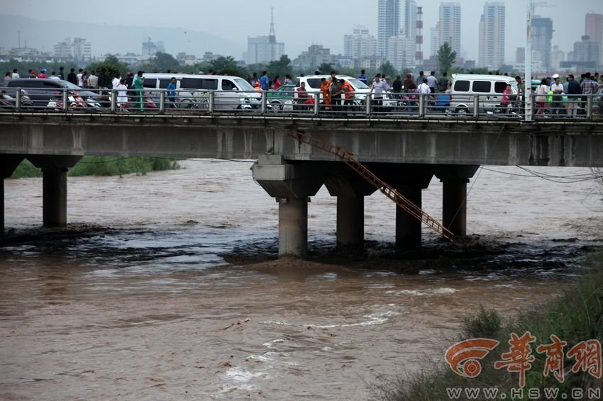男子被洪水沖走。
