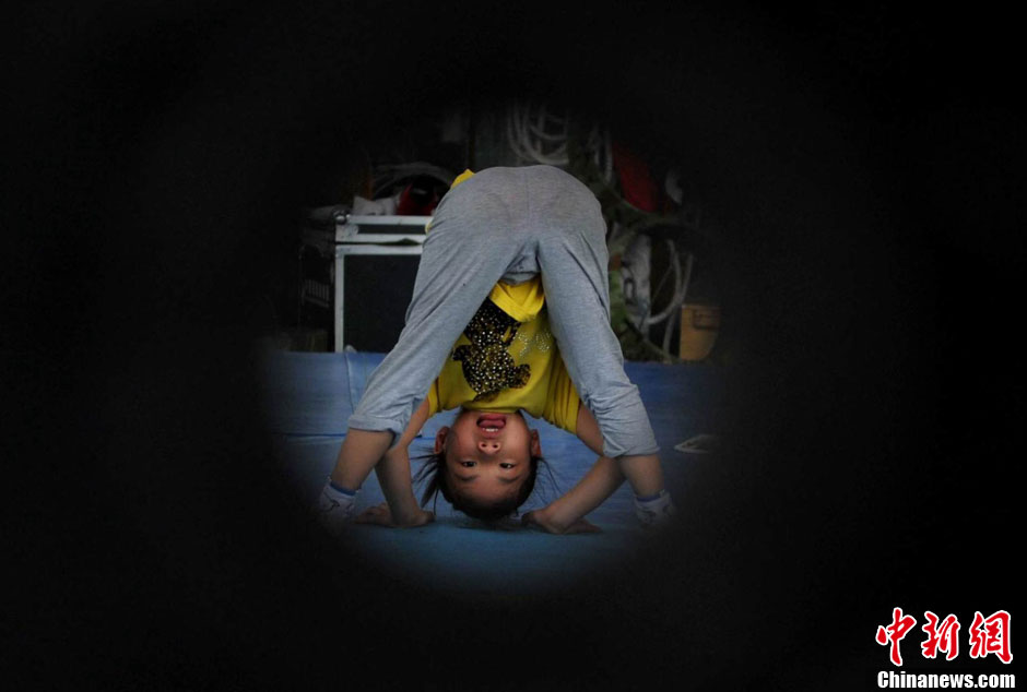 七歲女孩的雜技夢 七歲女孩的雜技夢