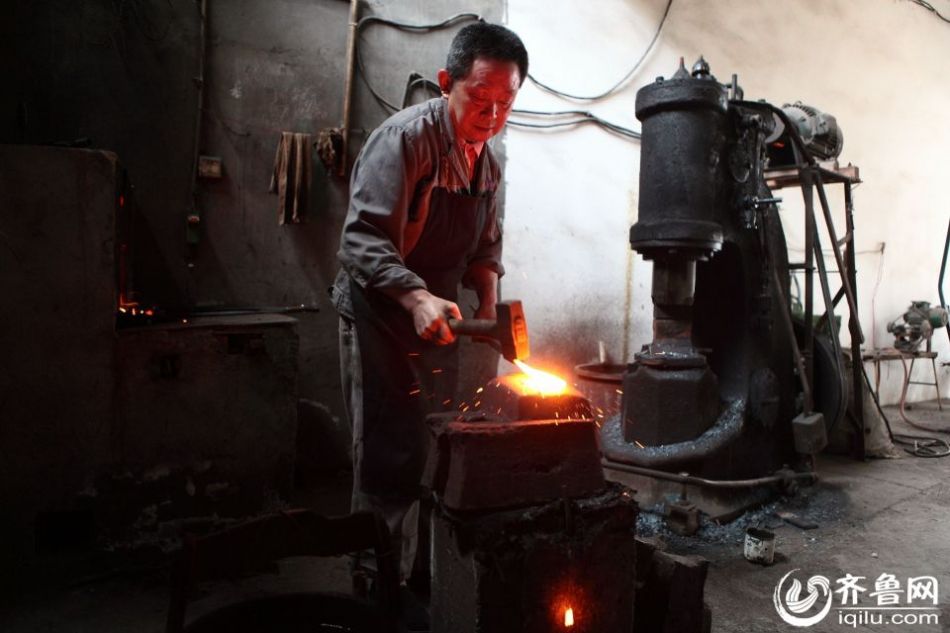 實(shí)拍最后的打鐵匠 一把手工菜刀賺六塊錢 實(shí)拍最后的打鐵匠 一把手工菜刀賺六塊錢