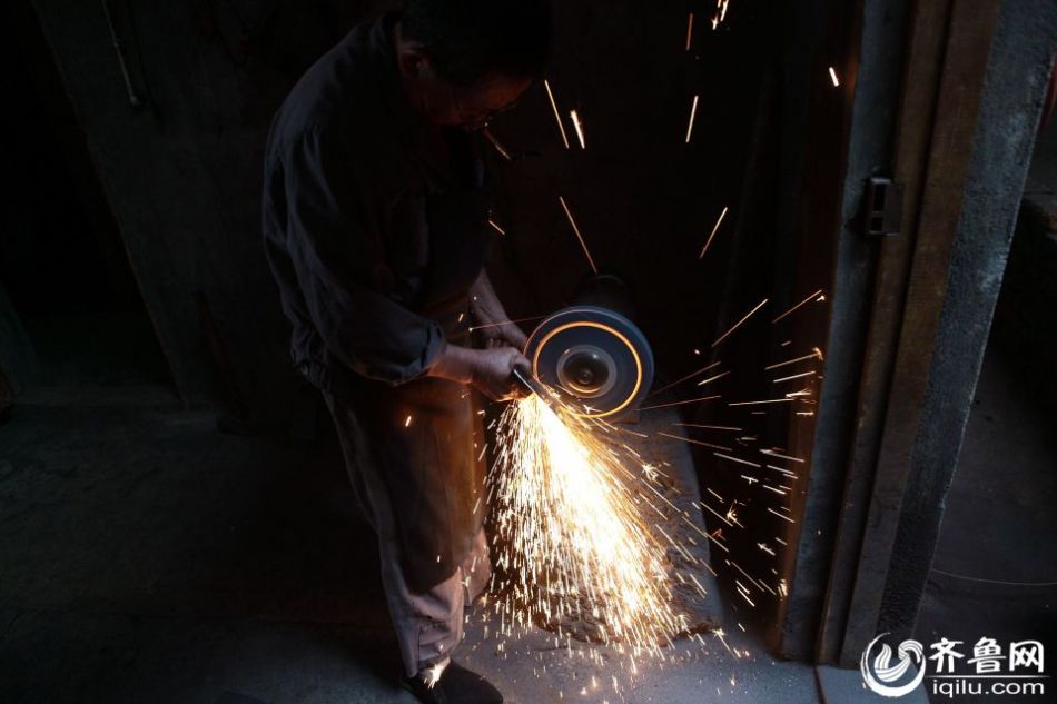 實(shí)拍最后的打鐵匠 一把手工菜刀賺六塊錢 實(shí)拍最后的打鐵匠 一把手工菜刀賺六塊錢
