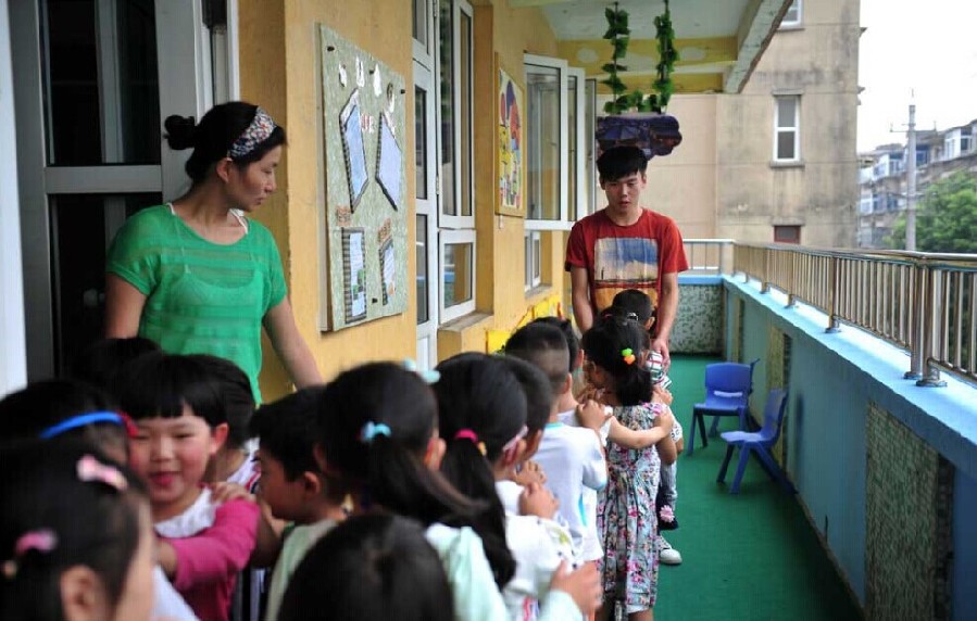 幼兒園90后“男阿姨”的一天 幼兒園90后“男阿姨”的一天