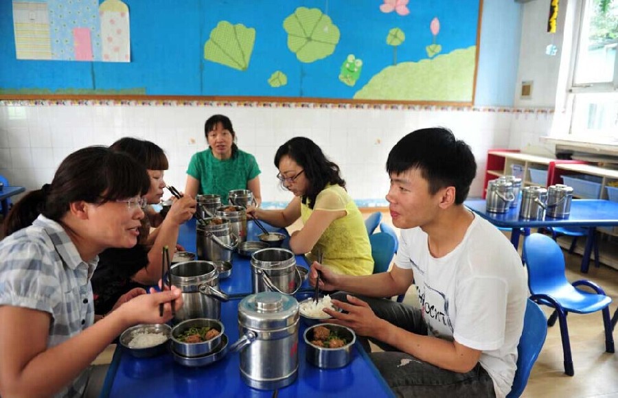 幼兒園90后“男阿姨”的一天 幼兒園90后“男阿姨”的一天