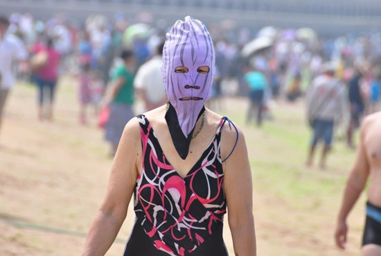 2013年7月3日，山東青島青島高溫來襲，“青島大媽”不懼滸苔，戴著“強(qiáng)盜面具”出現(xiàn)在海水浴場消暑降