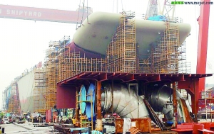 航母前部甲板在安裝。