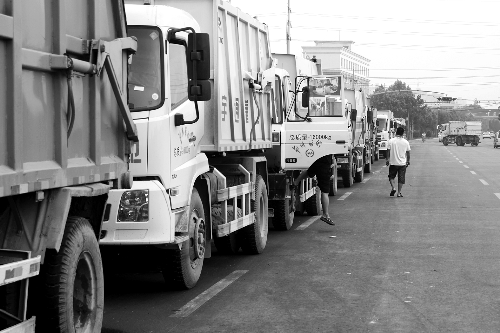 垃圾車排隊等著卸垃圾，有司機(jī)已等了四五個小時