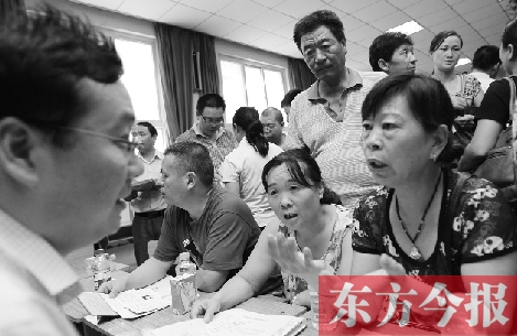 帶著孩子小升初的諸多疑問，眾多家長（右）向教育部門咨詢