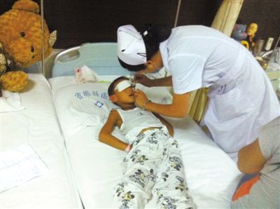 昨日傍晚，山西省眼科醫(yī)院醫(yī)生給斌斌點(diǎn)了兩次“眼藥水”。