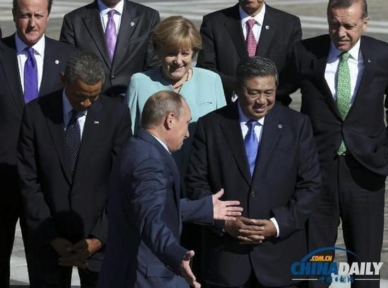 奧巴馬低頭不看普京，普京也閉眼做鬼臉并攤手表無奈。