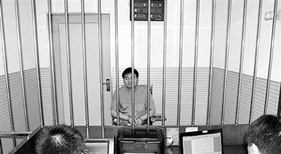 警方審訊犯罪嫌疑人“秦火火”。