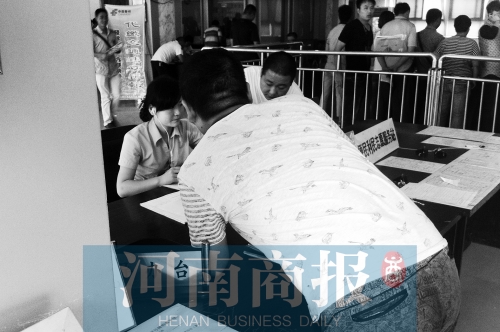 戴著耳機工作，挺“愜意”