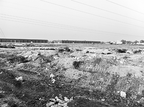 兩年半時(shí)間里，空曠的院子里，只有北側(cè)建成了兩棟空空的廠房。