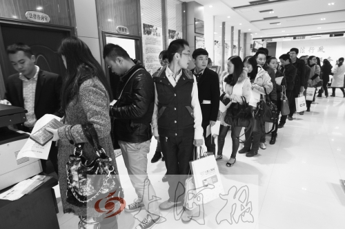 昨天,除復(fù)印材料處有新人排隊外,金水區(qū)民政局婚姻登記處大廳內(nèi)處未見新人排隊的火爆場景。