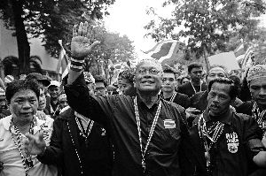 素貼參加游行示威。