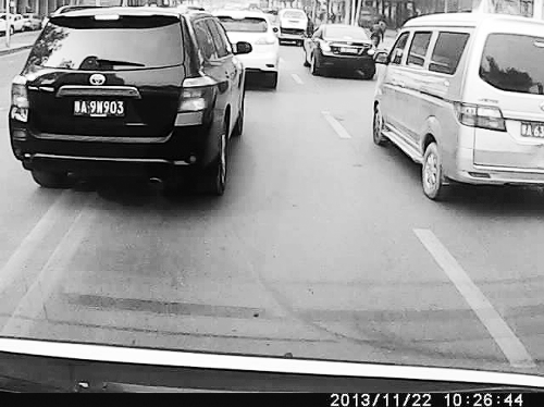 這輛黑色車輛不避讓執(zhí)行緊急任務(wù)的救護車，并壓著雙黃線變更車道。唐韜/圖