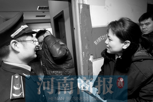 城管巡回法庭法官，到因違反城市管理的受罰當事單位送傳票