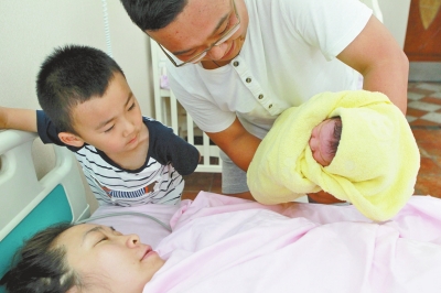 一家四口其樂(lè)融融，但二孩證卻讓男主人操心。