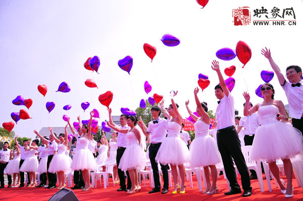 初夏喜宴八方客,千島笑迎粉佳人。