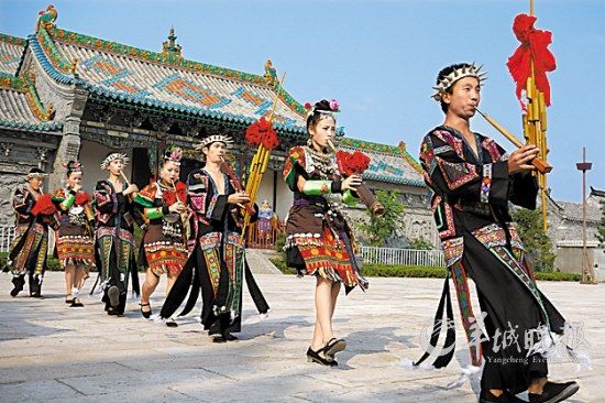 山東臺(tái)兒莊古城內(nèi)，來(lái)自外地的演員表演蘆笙舞 王建華 攝