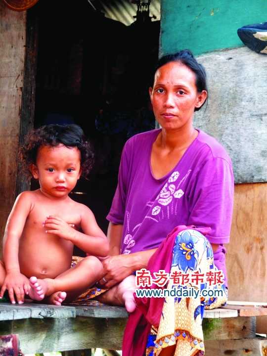 小木屋邊的母子。