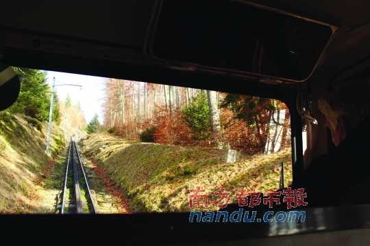 小火車(chē)一路向上，沖破云層，豁然開(kāi)朗，乘客們的歡呼聲適時(shí)響起，一切漸入佳境。