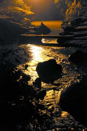 　　夜幕下古鎮(zhèn)江邊。　