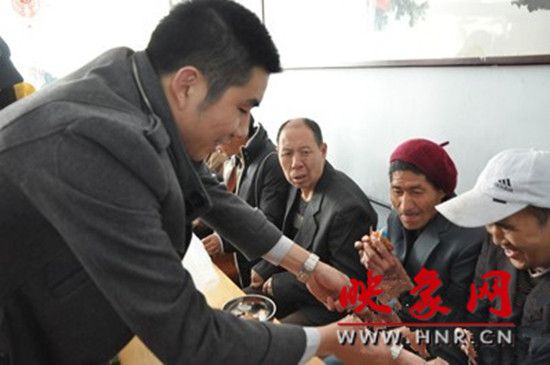 　　“韓胖子”千只茶香雞茶香鴨捐贈環(huán)衛(wèi)工人、農(nóng)民工學子和鄭州市社會福利院。