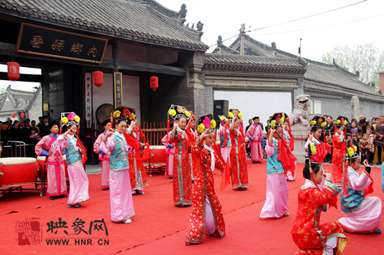 游客參觀(guān)清明小長(zhǎng)假新推出的本土特色節(jié)目《鼓樂(lè)迎賓》。