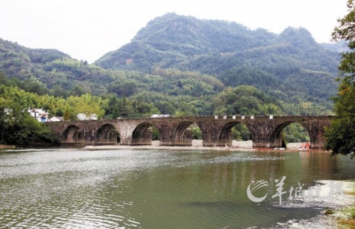 齊云山登封橋是登山的隘口,始建于明代,造型古樸典雅,蔚為壯觀。