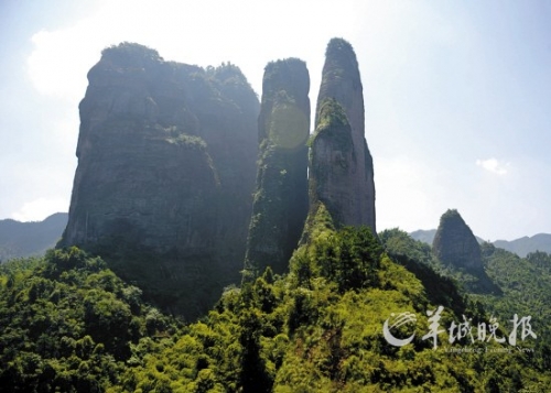江郎山以“三爿石”著稱(chēng),三爿高約319米的巨石凌空而起。