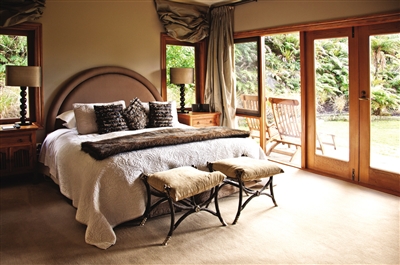 酒店住宿頗具特色,窗外就是 新西蘭的美麗景色。