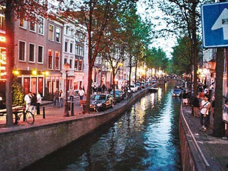 出軌指數(shù):★★★★★ 出軌指數(shù):★★★★★