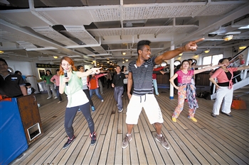　　游客在“海娜號”郵輪甲板上共舞。